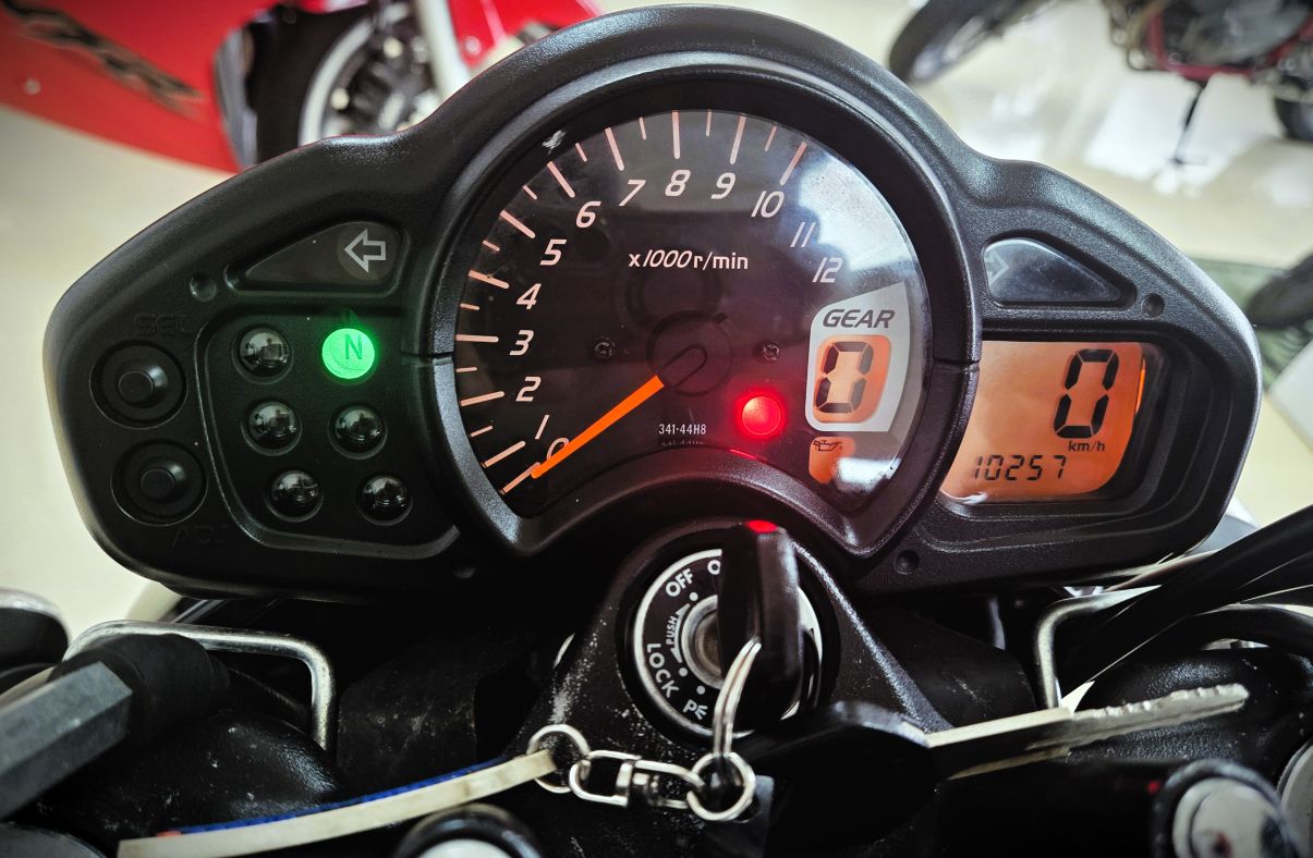 SUZUKI GLADIUS 650 - 2013 - 10 257 KM 
