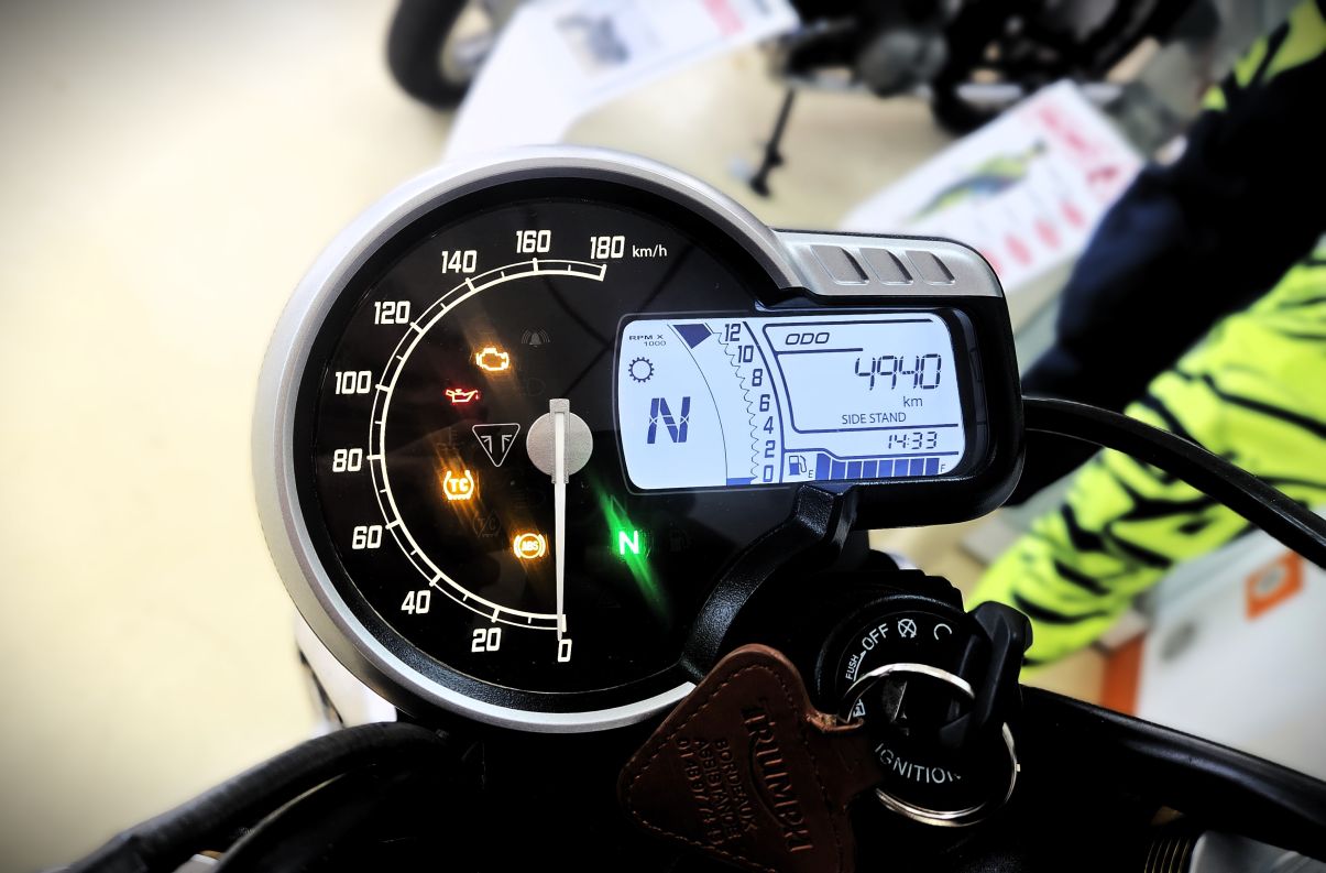 TRIUMPH SPEED 400 - 2025 - 4940 KM 