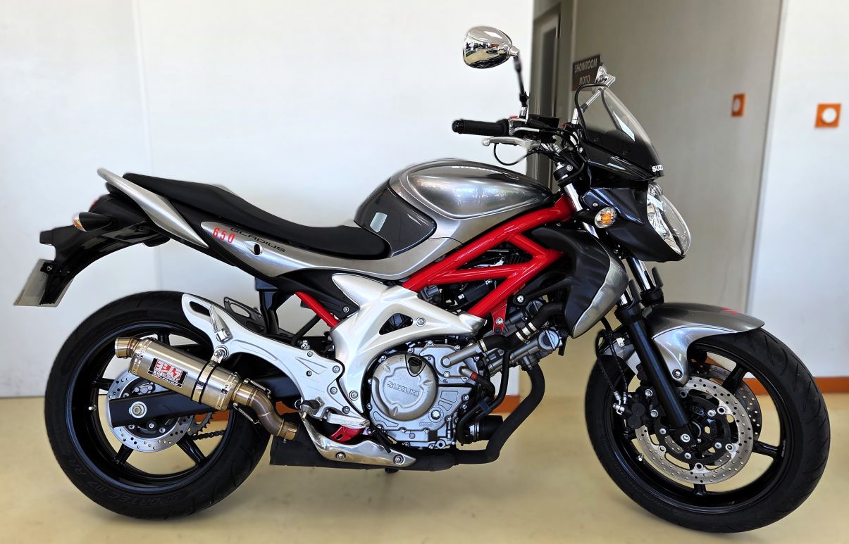 SUZUKI GLADIUS 650 - 2010 - 9 886 KM 