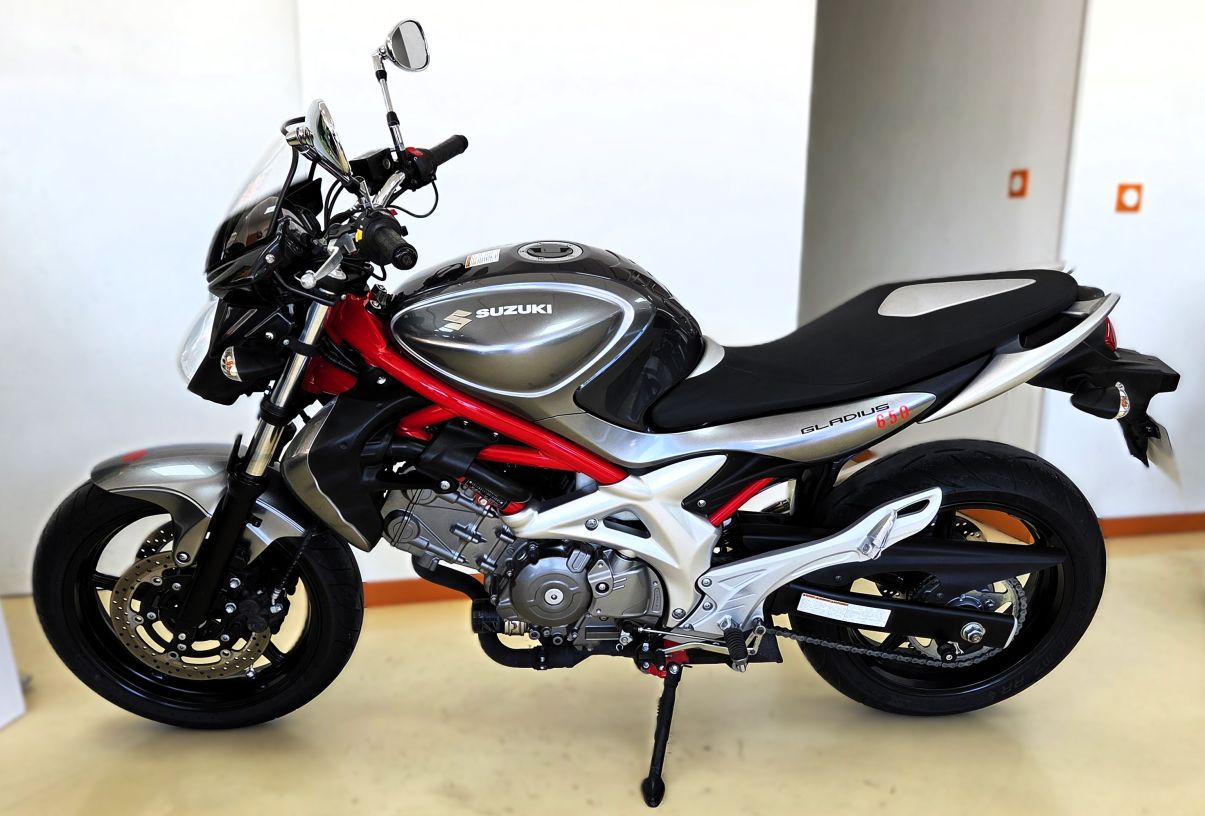 SUZUKI GLADIUS 650 - 2010 - 9 886 KM 